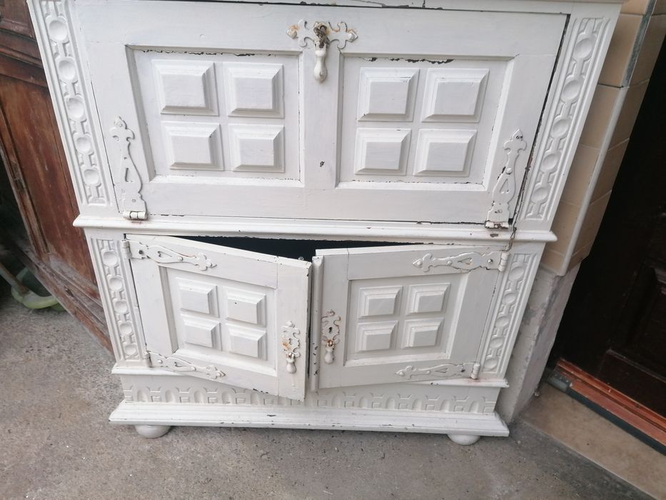 Móvel antigo de canto