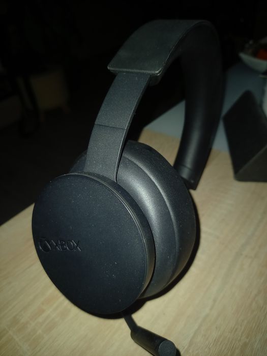 Xbox seria X, pad, stacja dokująca, słuchawki bezprzewodowe xbox.