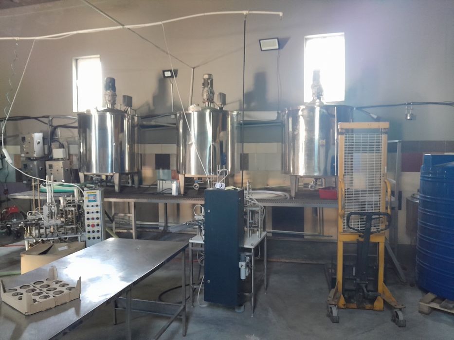 Машина для упаковки в пластиковий стаканчик рідких і в'язких продуктів