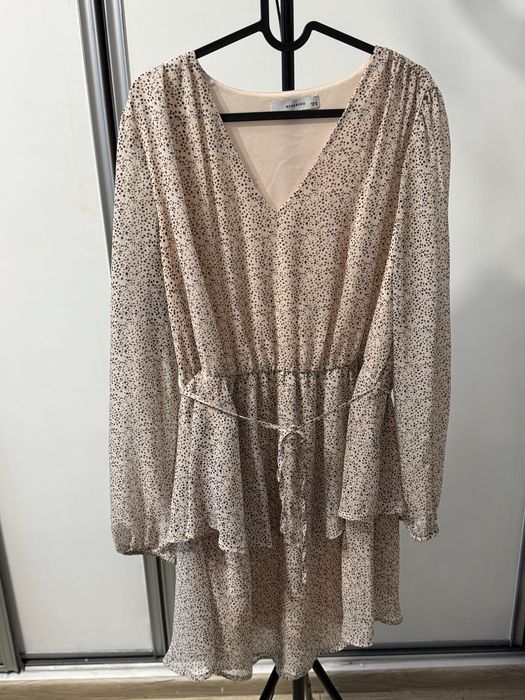 Beżowa sukienka z czarnymi kropkami i złotymi nitkami Reserved 44