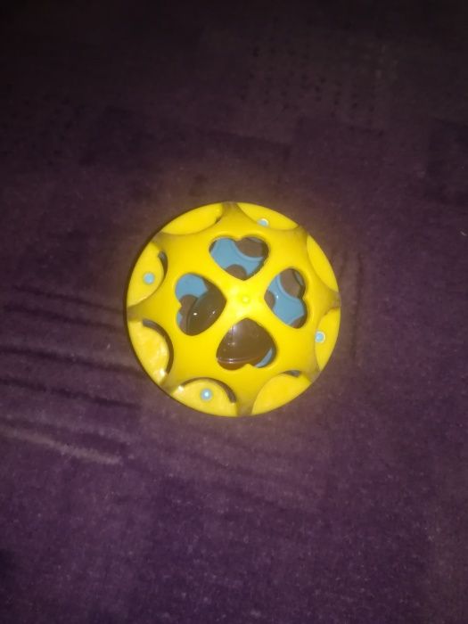 Gumowa kula grzechotka ze Smyka