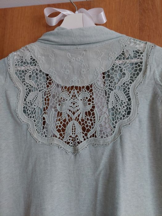 Lekki, turkusowe kardigan z koronką na plecach