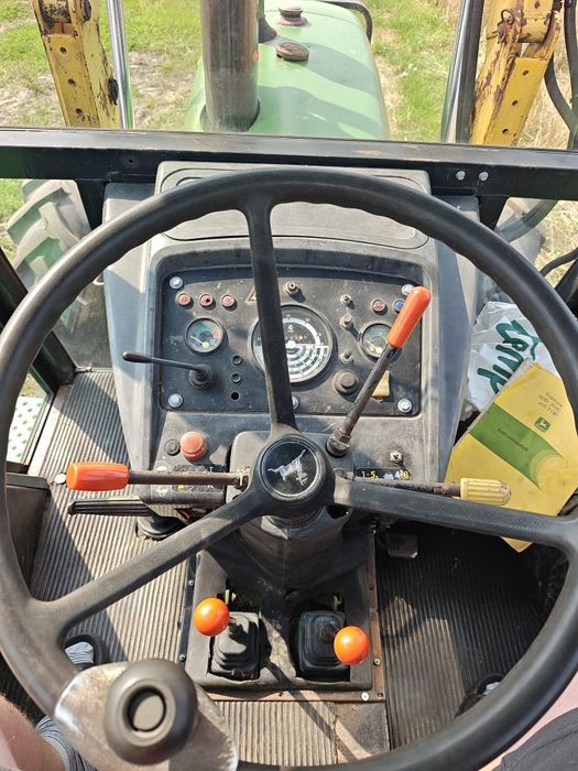 John Deere 2130 4x4 z ładowaczem