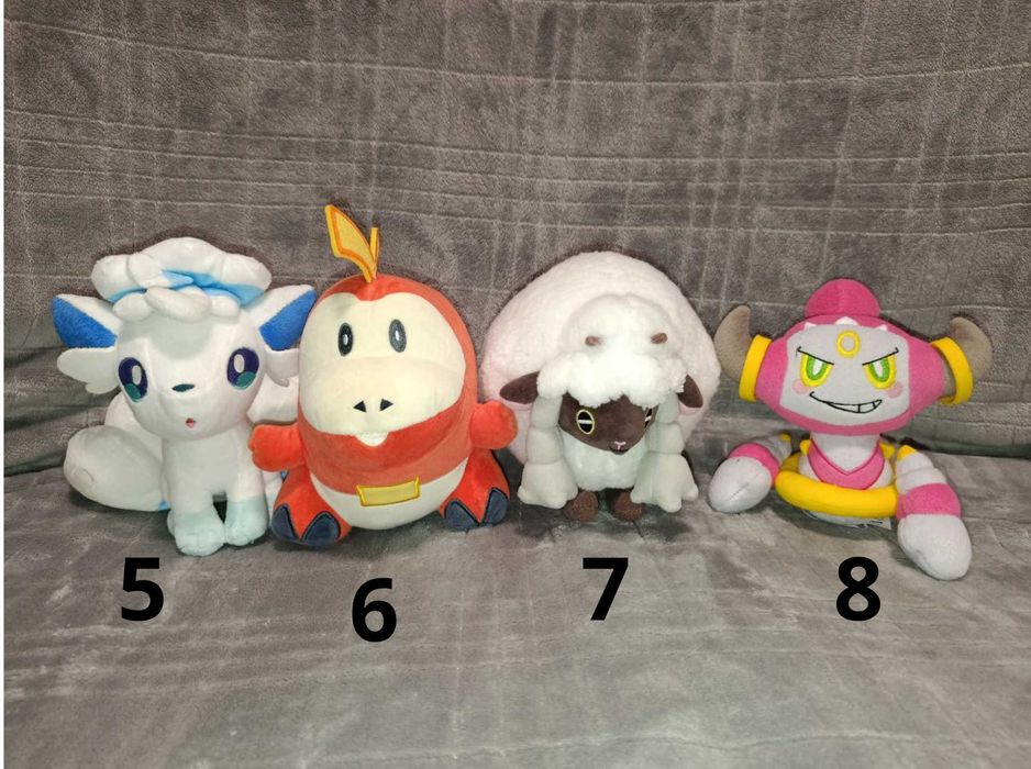 Багато м'яких іграшок ПОКЕМОНІВ