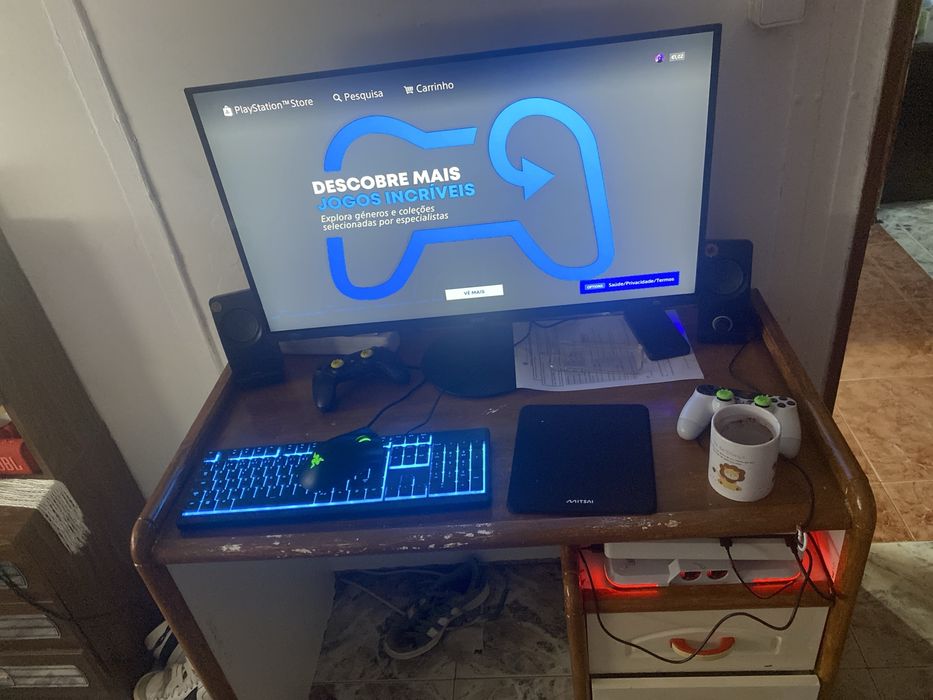 Vendo teclado ,rato da razer com um tapete um monitor que custou muito caro colunas ps4 com led com cabos para os comandos um e a parte que eu paguei