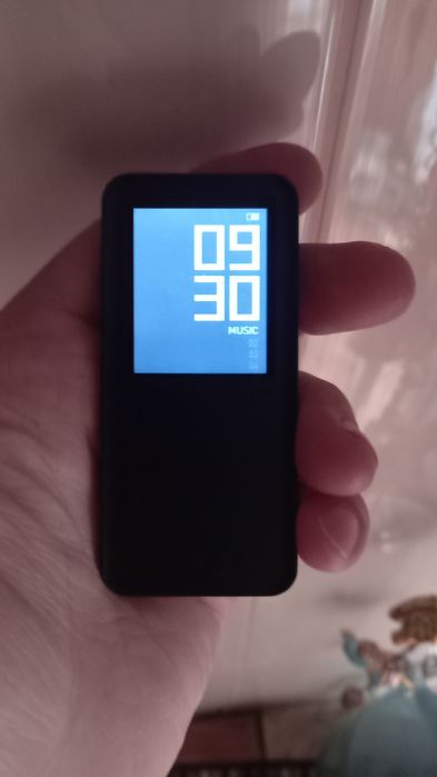 Продам mp3 плеер Iriver E30 на 2 гб.памяти,косметика-на фото,технически-полностью рабочий.