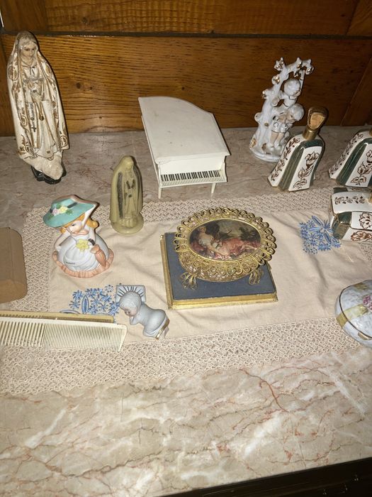 Peças de decoração antiga e ligadas à religião