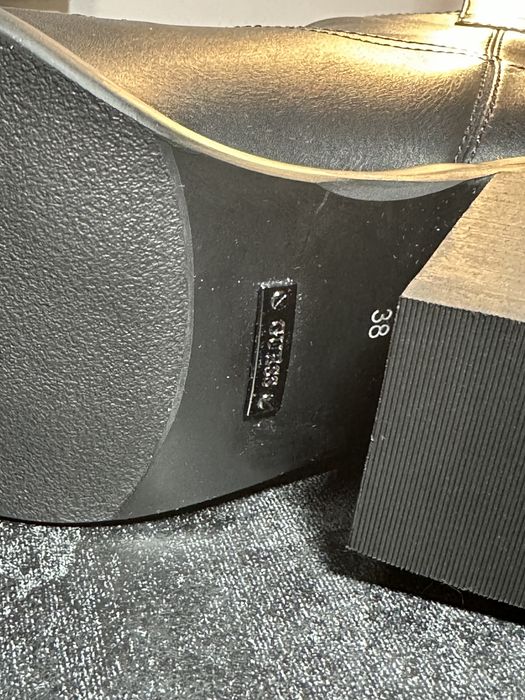 Жіночі ботильони GUESS