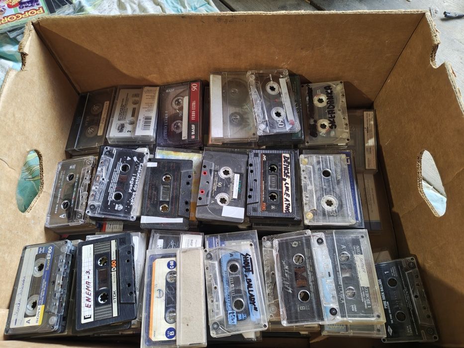 140 kaset magnetofonowych