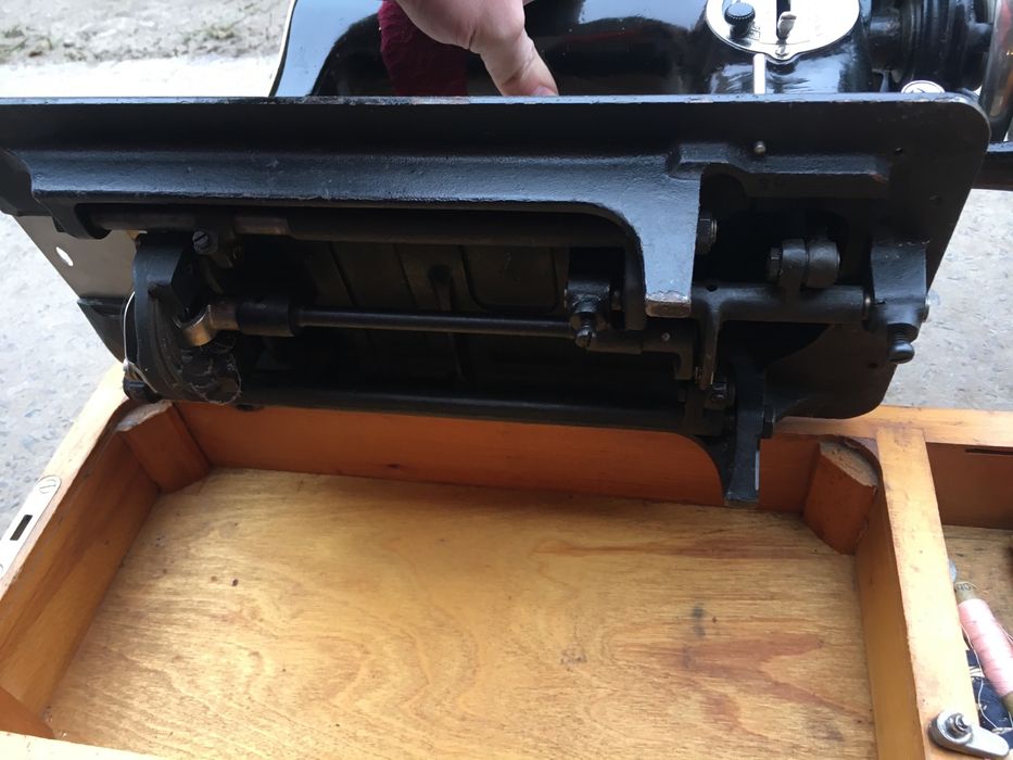 Машинка швейна ( ручна )