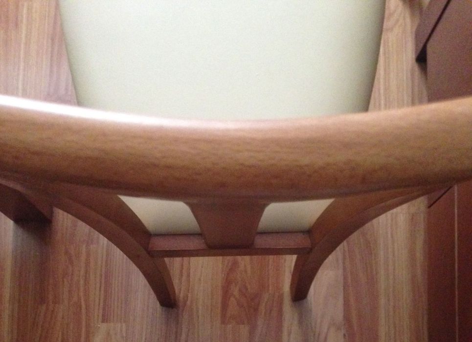 Cadeiras em madeira maciça e assento em pele