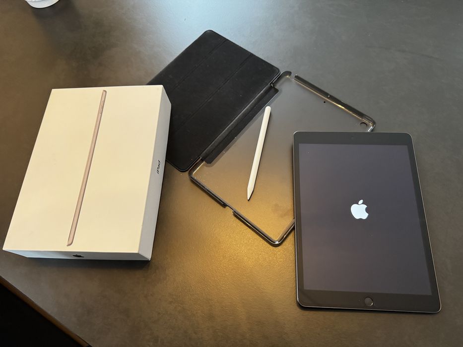 IPad 9th Generation, 64GB, A2602, Rysik, Etui - STAN IDEALNY
