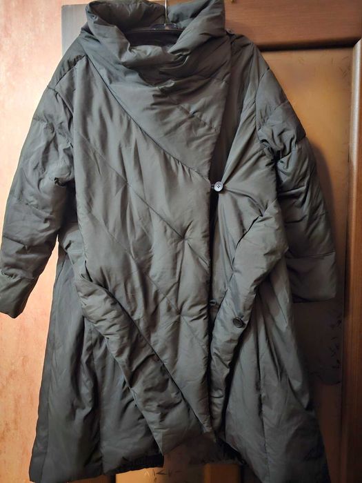 Пуховик чорного кольору