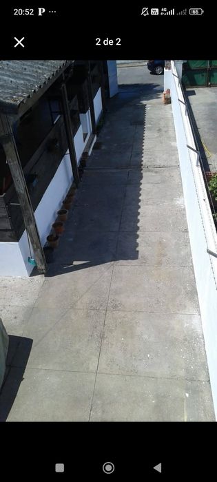 Praia e campo em redor de uma habitacao