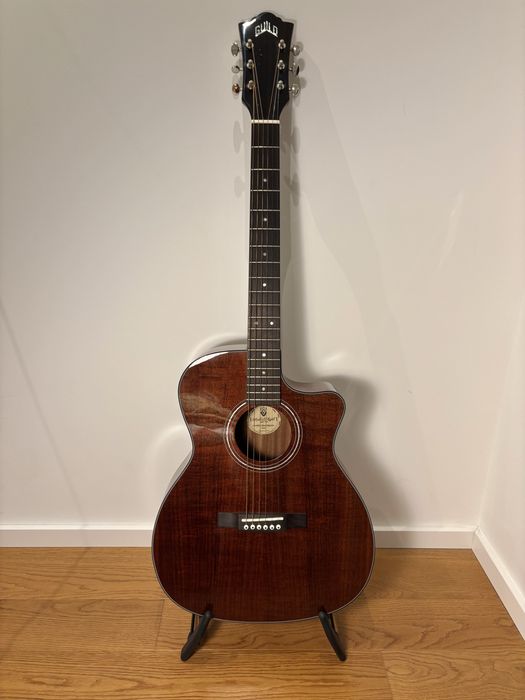 Guitarra eletroacústica GUILD OM-260CE Deluxe Blackwood
