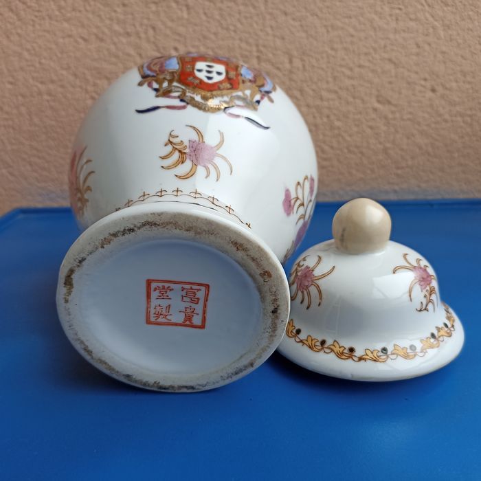 Pote oriental brasonado com tampa