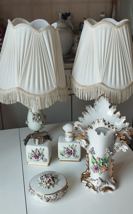 Conjunto com candeeiros de mesa, um vaso e alguns potes