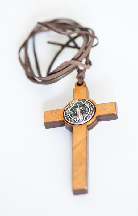 Krzyżyk drewniany na szyję z rzemykiem św Benedykta 8 x 4,5 cm