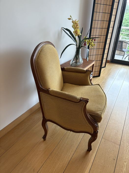 Cadeirão madeira e veludo amarelo
