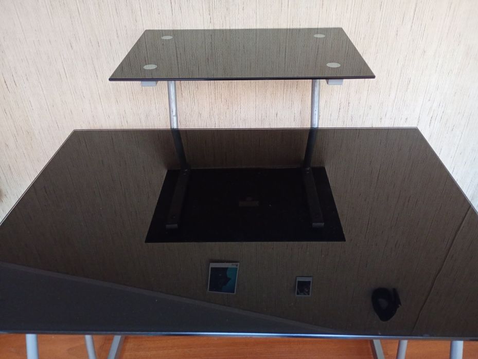 Vendo Mesa de escritório com Vidro Temperado, Escrivaninha, Secretária, como nova - For sale: Office desk with tempered glass top – like new.