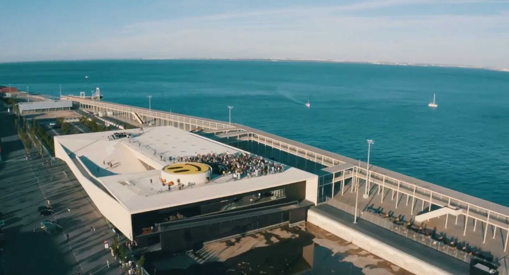 GIANT SMILE 22 mt — From the FATBOY SLIM Lisbon Event
