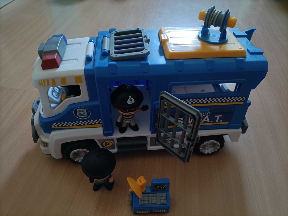 Pin pon carro polícia e bonecos