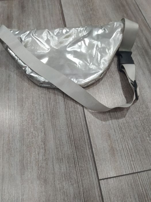 Piękna srebrna nerka saszetka