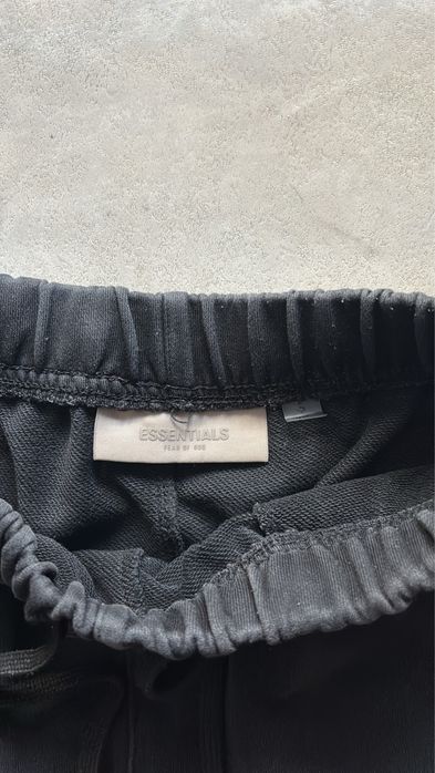 Calções Fear of God Essentials em tamanho XS.