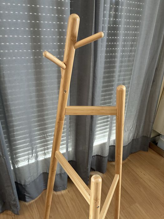 cabide de pé em bambu do IKEA, modelo MORSNING