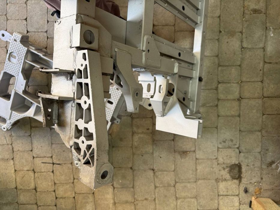 Підрамник Rivian