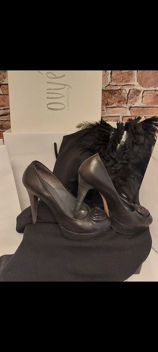 Czarne skórzane szpilki włoskiej Marki OVYĚ