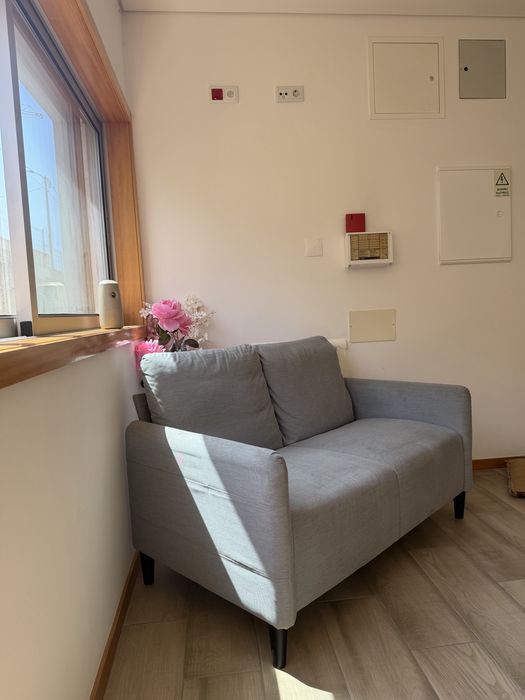 Sofa de 2 lugares cinza