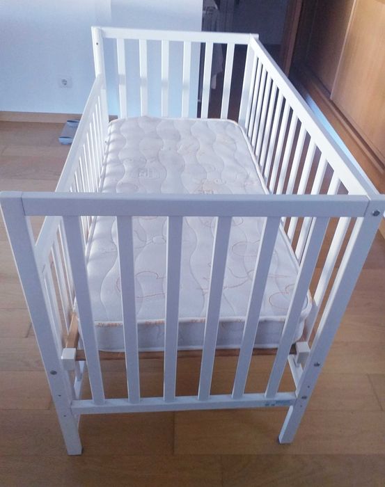 Cama e mesa cabeceira azul IKEA e Zippy branca criança