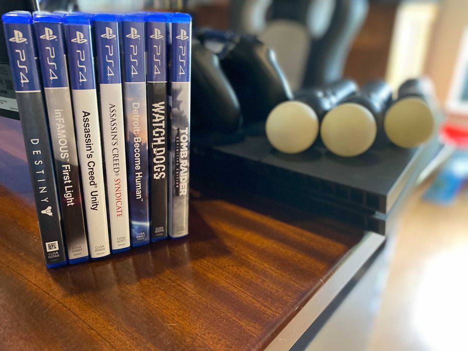 Playstation 4 com 7 jogos e dois comandos