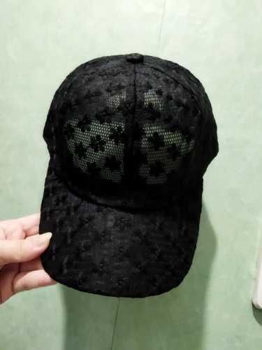 Koronkowa czapka z daszkiem, bejsbolówka.