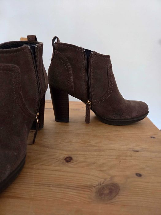 Botins de camurça castanha Tommy Hilfiger, tamanho 37