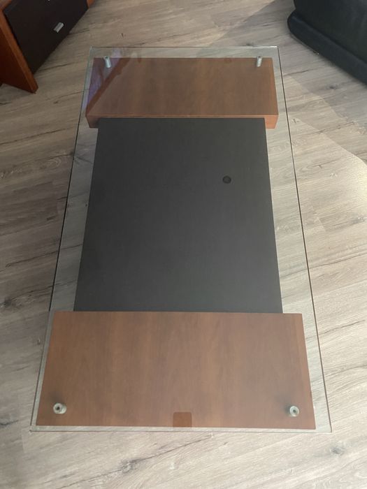 Mesa de centro de madeira com tampo de vidro