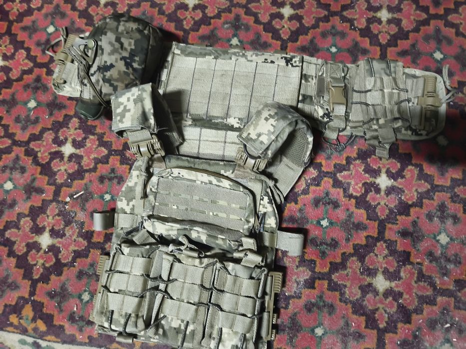 Продам б/у притоноску.колір піксель.