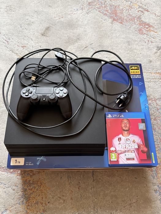 Konsola Playstation 4 Pro 1TB PS4 Pro FIFA 20 F1 2021 Stan idealny
