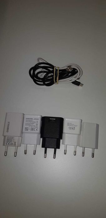 Cinco carregadores e dois cabos USB-C