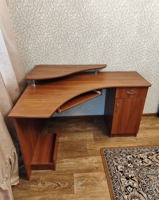 Компьютерный стол угловой с тумбой, полкой и выдвижной нишей – в отличном состоянии