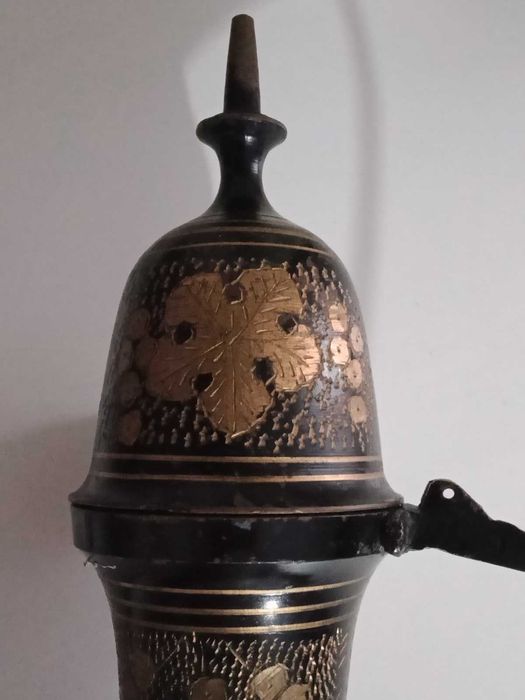 Индийский кувшин со штихельным узором