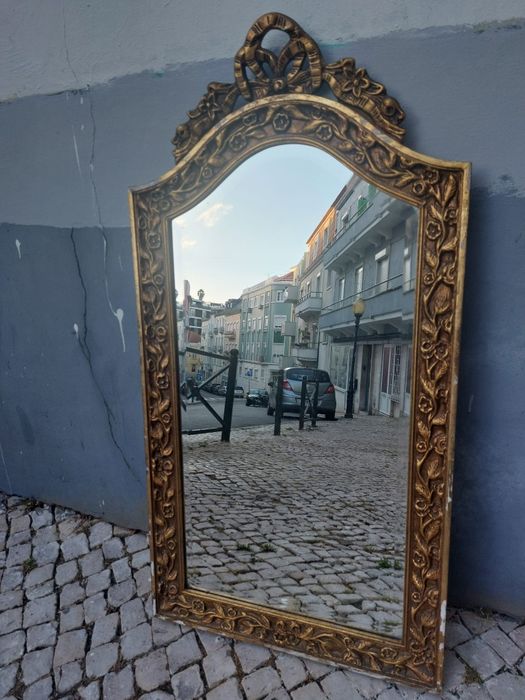 Espelho esculpido em talha dourada