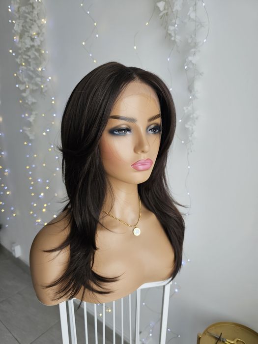 Peruka Premium Kim średnia ciemny brąz  naturalny efekt