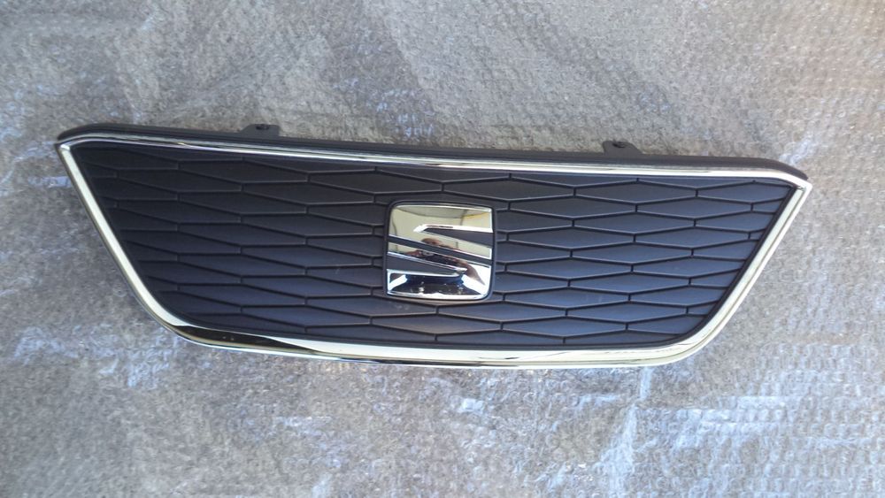 grelha central cromada Seat Ibiza 2014 (original em bom estado)