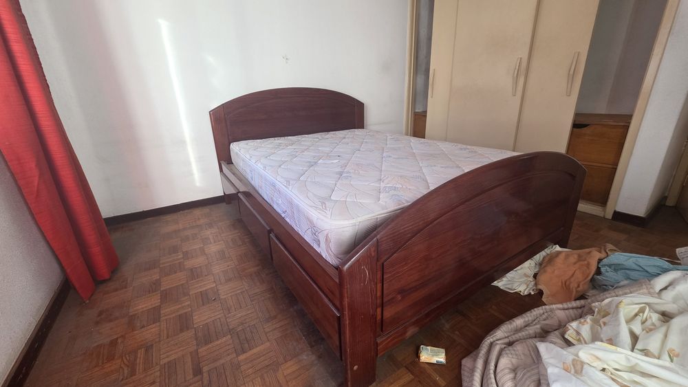 Cama de casal e espelho