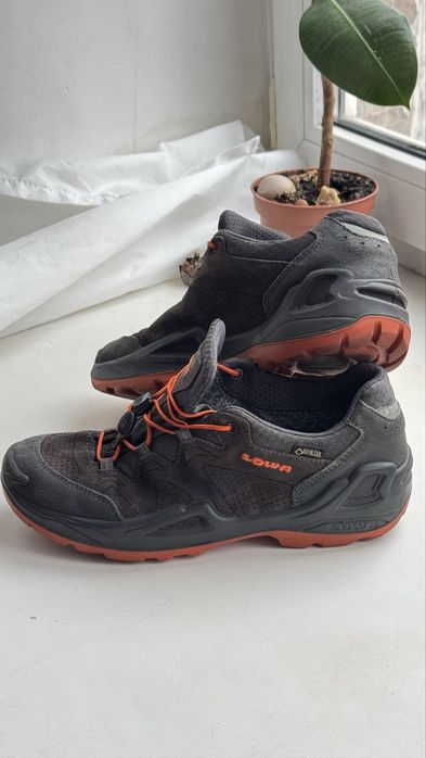 Gore-tex Lowa трекінгові кросівки, зручні, високої якості 38 р б/у