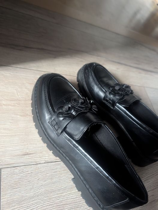 Czarne eleganckie lakierki