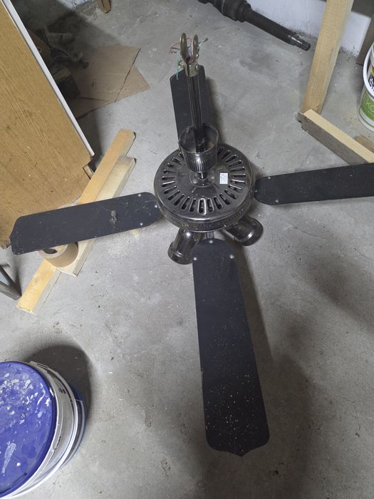 Lampa z wiatrakiem