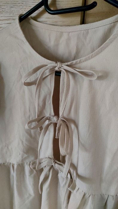 Beżowa sukienka z bufiastymi rękawami XS